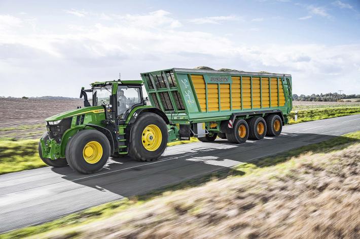 John Deere 7R Strasse
